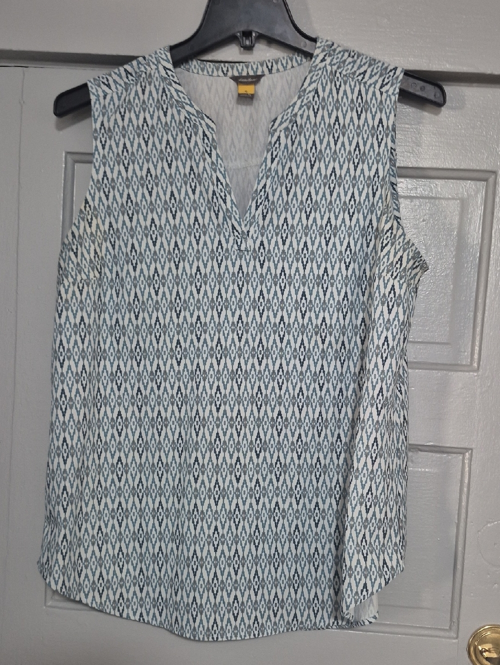 Eddie Bauer Sleeveless V-Neck Geometric Camisole in Teal and White